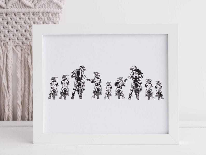 Pu&ograve; includere: Silhouette in bianco e nero di una famiglia che guida moto da cross. La famiglia &egrave; composta da due adulti e cinque bambini. Tutti indossano caschi e guidano in fila.