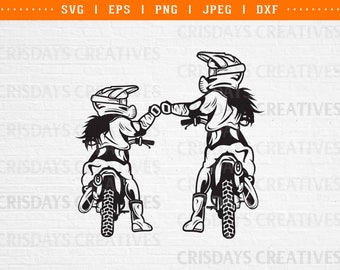 Puede incluir: Ilustración en blanco y negro de dos figuras en motos de cross, con cascos y equipo, chocando los puños. La imagen incluye el texto "SVG | EPS | PNG | JPEG | DXF" y "CRISDAYS CREATIVES".