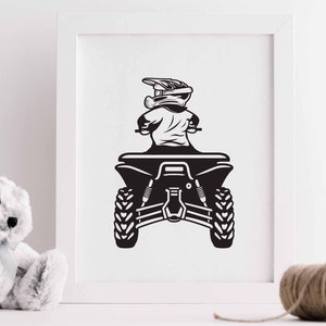 Puede incluir: Ilustraci&oacute;n en blanco y negro de una persona conduciendo un quad. La persona lleva un casco y gafas protectoras. El quad tiene cuatro ruedas y un asiento.