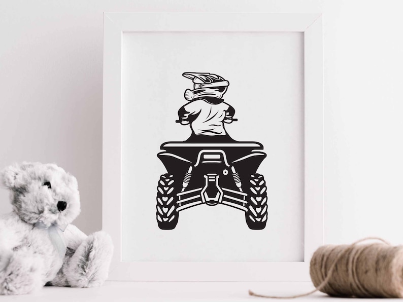 Puede incluir: Ilustraci&oacute;n en blanco y negro de una persona conduciendo un quad. La persona lleva un casco y gafas protectoras. El quad tiene cuatro ruedas y un asiento.