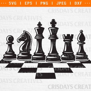 Puede incluir: Ilustración en blanco y negro de piezas de ajedrez sobre un tablero de ajedrez. Las piezas incluyen un peón, un caballo, un rey, una reina, una torre y un alfil. La imagen tiene el texto "SVG | EPS | PNG | JPEG | DXF" y "CRISDAYS CREATIVES".