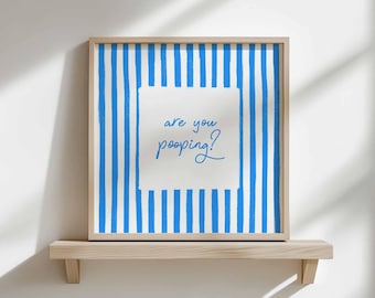 Ben je aan het poepen? Digitale print, grappige wc-quote, blauw gestreepte poster, trendy retrostijl decoratie, vierkante print, direct te downloaden.