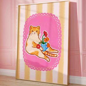 Impresión de pared rosa de gato con flores, póster de gato sosteniendo un jarrón de flores, impresión colorida, impresión de pared enviada, arte divertido de gatito, regalo para amantes de los gatos