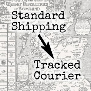 Könnte beinhalten: Graustufenkarte der schottischen Whisky-Brennereien mit den Wörtern "Standard Shipping" und "Tracked Courier". Die Karte zeigt Brennereinamen und Logos, mit Fokus auf Versandoptionen.
