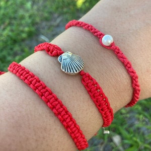 Set of 3 Red Macrame bracelet with initials and charms/Trio de pulseras en macrame con dije e inicial