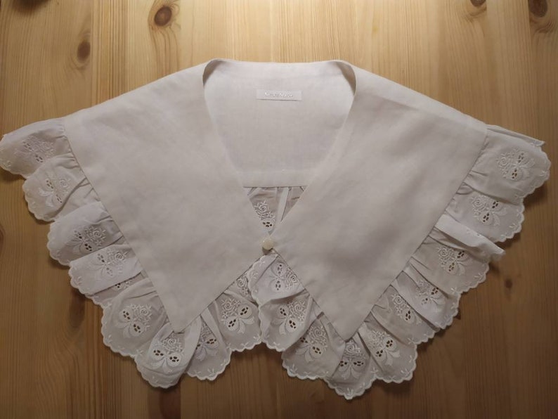 Sailor-style collar