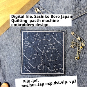 Könnte beinhalten: Ein Denim-Patch mit weißer geometrischer Stickerei, mit einer digitalen Datei für Sashiko Boro Japan Quilting-Maschinenstickerei-Design. Der Patch befindet sich auf einem Denim-Hintergrund, mit Sicherheitsnadeln und Text.