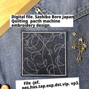 Könnte beinhalten: Ein quadratischer, dunkelblauer Patch mit einem weißen, gestickten Design aus Halbmondformen und geschwungenen Linien. Der Patch befindet sich auf einem Jeanshintergrund. Text auf dem Bild: Digitaldatei. Sashiko Boro Japan.
