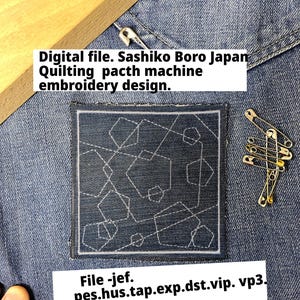 Könnte beinhalten: Ein Denim-Patch mit weißer geometrischer Stickerei, mit dem Text "Digital file. Sashiko Boro Japan Quilting pacth machine embroidery design." und "File -jef. pes.hus.tap.exp.dst.vip. vp3.". Eine Sicherheitsnadel ist am Denim befestigt.