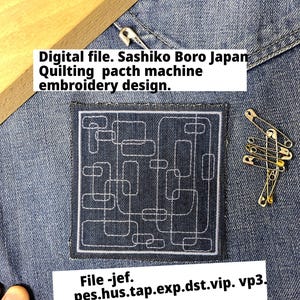 Könnte beinhalten: Ein Denim-Patch mit weißem geometrischen Design, quadratisch mit weißem Rand und einem komplexen Muster aus miteinander verbundenen Rechtecken und Linien. Der Text "Digital file. Sashiko Boro Japan Quilting pacth machine embroidery design." ist sichtbar.