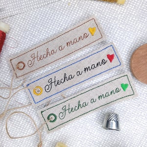 フープに機械刺繍デザインの手作り吊り下げタグ。デジタルファイル。 Etiqueta hecha a mano -archivo de bordado a máquina.