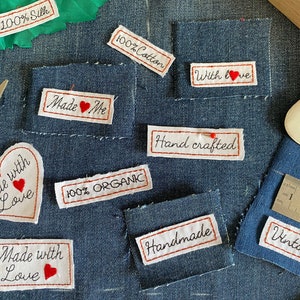 Stickdatei „Etiketten“ Set 13x18 und Individuell ab 6 x 4 cm. Handgefertigte Etiketten Maschinenstickerei Design. Kleidung Etiketten Stickdatei
