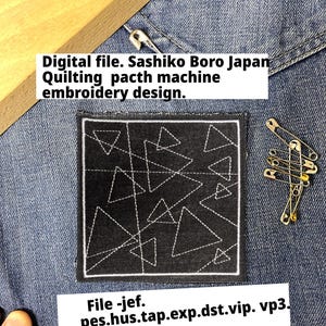 Könnte beinhalten: Ein schwarzer quadratischer Aufnäher mit weißer geometrischer Stickerei, der ein Design aus miteinander verbundenen Dreiecken zeigt. Der Text "Digital file. Sashiko Boro Japan Quilting pacth machine embroidery design." ist sichtbar. Der Aufnäher befindet sich auf Denim.