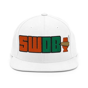 Peut inclure: Casquette de baseball blanche à visière plate avec le texte brodé "SWDB" en lettres majuscules orange et vertes. Un petit dessin de toilettes avec de la fumée qui s'élève se trouve à droite du texte. La casquette a une coupe structurée.