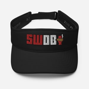 Può includere: Visiera nera con un logo ricamato bianco e rosso che dice "SWDB" con un water e un hot dog.