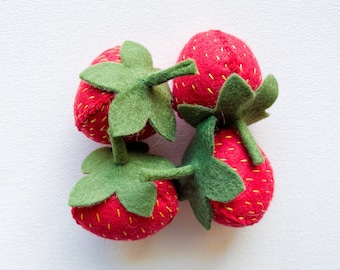 Juguete de fieltro de fresa