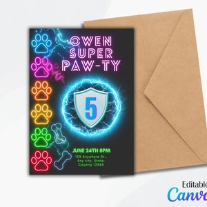 Op de afbeelding: Een neonkleurige uitnodiging voor een "Super Paw-ty" voor Owen's 5e verjaardag. De uitnodiging heeft een pootprintontwerp met een bliksem en een schild met het nummer 5. De tekst "Owen Super Paw-ty" staat in roze en paarse neonletters. De datum en tijd van het feest zijn vermeld als "June 24th 8PM" en het adres is "123 Anywhere St., Any city, State, Country 12545".
