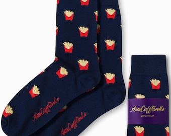 Puede incluir: Calcetines azul marino con un patrón repetido de patatas fritas rojas y amarillas. Los calcetines tienen el texto "AusCufflinks AUSTRALIA" en rojo. Un par está doblado con una etiqueta morada.