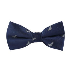 Peut inclure: Un nœud papillon bleu marine avec un motif répété d'illustrations de loups argentés. Le nœud papillon est fait d'un tissu texturé et est noué en forme de nœud classique. Un accessoire formel.