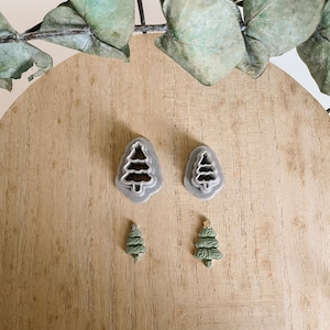 Peut inclure: Quatre boucles d'oreilles en forme de sapin de Noël, deux sont grises et deux sont vertes. Les boucles d'oreilles grises sont plus grandes et ont un design plus détaillé. Les boucles d'oreilles vertes sont plus petites et ont un design plus simple.