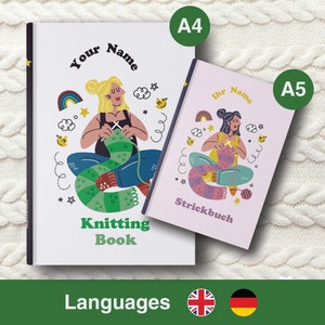Op de afbeelding: Twee notitieboekjes van verschillende grootte met een kleurrijke illustratie van een persoon die breien. Het grotere notitieboekje is gelabeld "Knitting Book" en het kleinere notitieboekje is gelabeld "Strickbuch". De notitieboekjes zijn verkrijgbaar in twee talen, Engels en Duits.