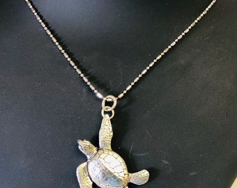 pingente e corrente de tartaruga bebê feita à mão em prata