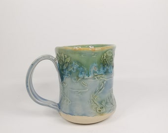 Handgetöpferte Tasse mit Lotusblumen und Koi Karpfen ca 350ml