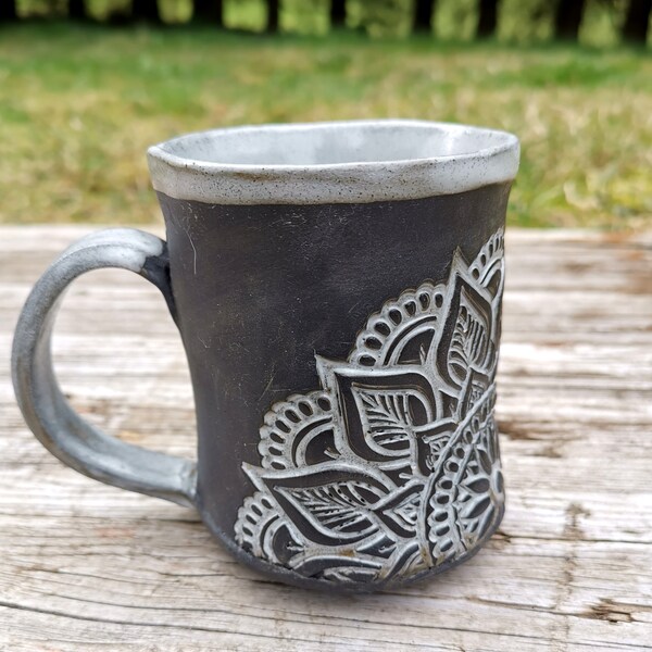 Rustikale Tasse mit Mandala Muster, handgetöpfert, ca. 350 ml