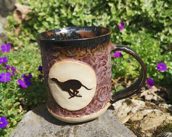 Tasse mit Windhund und Rosenmuster, handgetöpfert, ca. 350 ml