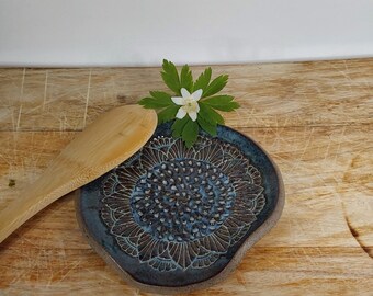 Spoon rest and grating plate in one, hand-made