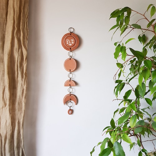 Suspension murale phases du soleil et de la lune en terre cuite Décoration murale visage solaire Suspension murale moderne en terre cuite Art mural géométrique en céramique