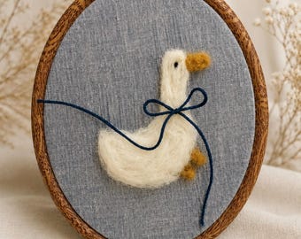 Aangepaste naaldvilt eend- Handgemaakte wollen eendkunst in borduurring, kinderkamerdecoratie