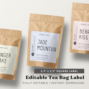 Op de afbeelding: Bewerkbare theezakje-etiket sjabloon met een bruine papieren zak mockup. Het etiket is wit met zwarte tekst en staat "Loose Leaf Jade Mountain" met brouw instructies en netto gewicht. Het etiket is 2,5 inch bij 2,5 inch.