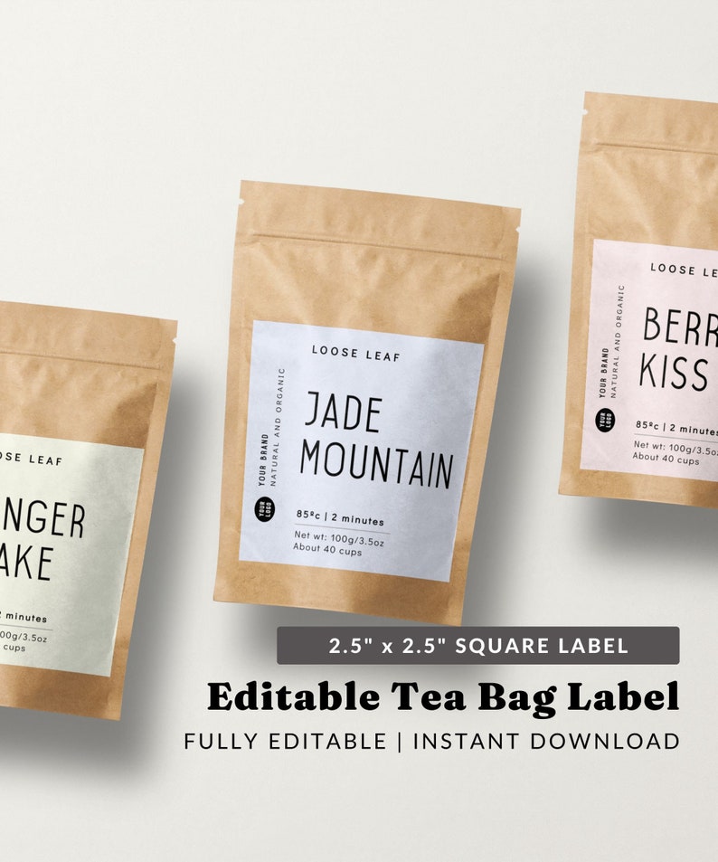 Op de afbeelding: Bewerkbare theezakje-etiket sjabloon met een bruine papieren zak mockup. Het etiket is wit met zwarte tekst en staat "Loose Leaf Jade Mountain" met brouw instructies en netto gewicht. Het etiket is 2,5 inch bij 2,5 inch.