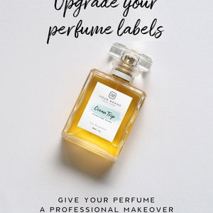 K&ouml;nnte beinhalten: Eine durchsichtige Glasflasche mit Parfum, auf der ein Etikett mit der Aufschrift "Ocean Trip" und "Your Brand, New York" angebracht ist. Die Flasche steht auf einem wei&szlig;en Hintergrund.