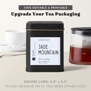 Op de afbeelding: Zwarte vierkante theedoos met een gouden deksel en een wit label met de tekst "Loose Leaf Jade Mountain 85&deg;c | 2 minutes Net wt: 100g/3.5oz About 40 cups". Het label heeft ook een logo met de woorden "Your Brand Natural and Organic".