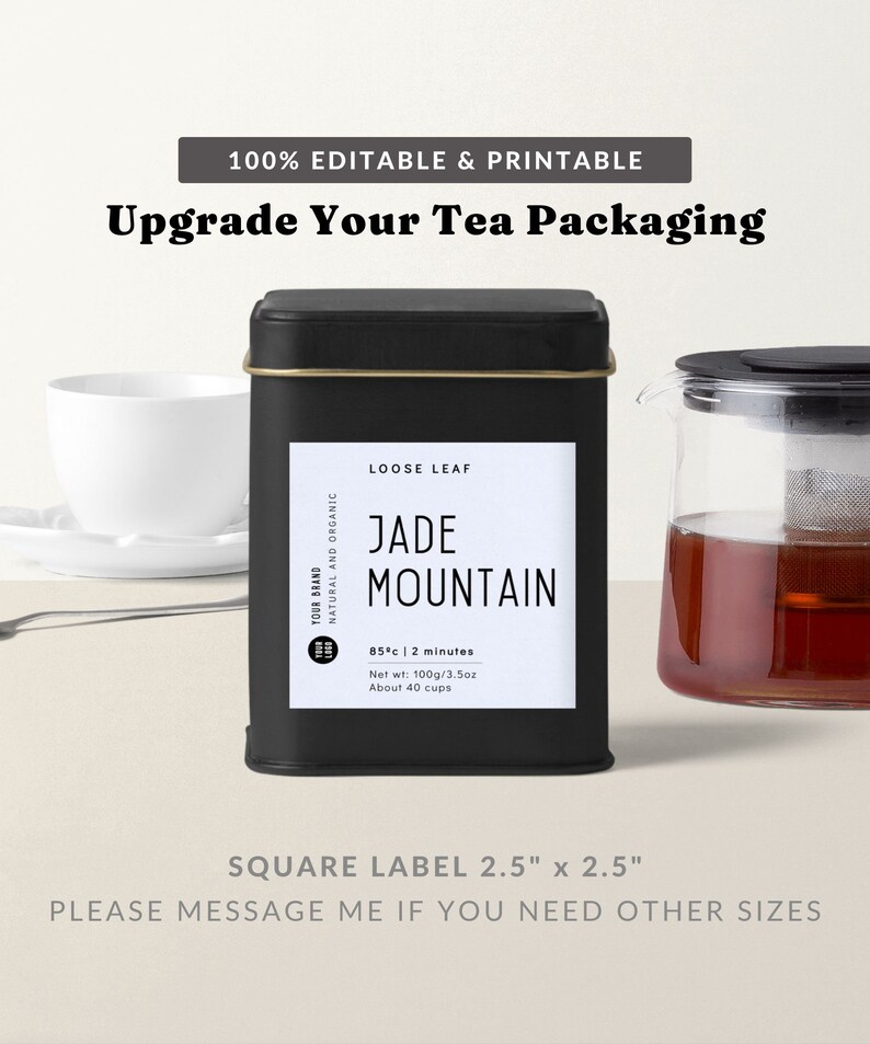 Op de afbeelding: Zwarte vierkante theedoos met een gouden deksel en een wit label met de tekst "Loose Leaf Jade Mountain 85&deg;c | 2 minutes Net wt: 100g/3.5oz About 40 cups". Het label heeft ook een logo met de woorden "Your Brand Natural and Organic".