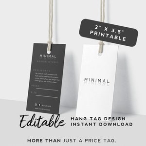 Könnte beinhalten: Editierbare schwarz-weiße Hängeetiketten-Designvorlage für eine Bekleidungsmarke. Das Etikett ist 5,1 cm x 8,9 cm groß und enthält den Text "Minimal Minimal Design Studio" und "Phylisophy: Wir fertigen sorgfältig Kleidungsstücke aus hochwertigen Materialien wie Bio-Baumwolle an, wodurch sie länger halten als Kleidung aus der Fast Fashion."