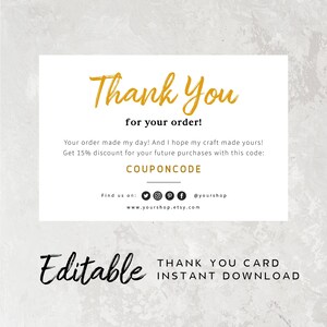 Op de afbeelding: Bewerkbare bedankkaart met gouden tekst die "Bedankt voor uw bestelling!" en "Krijg 15% korting op uw toekomstige aankopen met deze code: COUPONCODE" zegt. De kaart bevat ook sociale media-pictogrammen en een websiteadres.