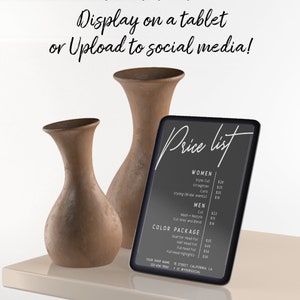 Puede incluir: Una tableta negra con una lista de precios blanca para servicios de sal&oacute;n de belleza. La lista incluye precios para cortes de pelo, peinado, color y paquetes. La tableta est&aacute; en un estante con dos jarrones marrones.