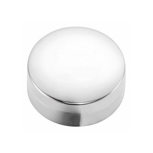 Op de afbeelding: Een ronde, zilveren, metalen sieradendoos met een glad, gepolijst oppervlak.