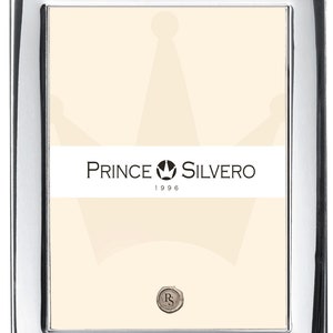 Könnte beinhalten: Silberner Bilderrahmen mit einer silbernen Krone und dem Text "PRINCE SILVERO 1996".