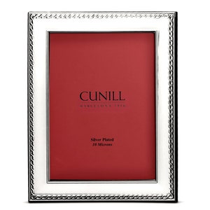Könnte beinhalten: Silberplattierter Bilderrahmen mit einem seilartigen Rand und einem roten Passepartout. Der Rahmen trägt den Text "CUNILL BARCELONA 1916" und "Silver Plated 10 Microns", der auf dem Passepartout gedruckt ist.