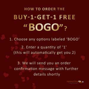 Op de afbeelding: Rode achtergrond met witte tekst die uitlegt hoe je een "BOGO"-deal bestelt. De tekst luidt: "HOE BESTEL JE DE BUY-1-GET-1 FREE "BOGO"? 1. Kies alle opties die zijn gemarkeerd met 'BOGO' 2. Voer een hoeveelheid van '1' in (dit geeft je automatisch 2) 3. We sturen je een bestelbevestiging met verdere details binnenkort". De tekst is omringd door kleine rode hartjes.