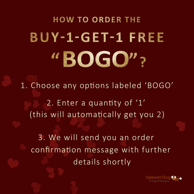 Op de afbeelding: Rode achtergrond met witte tekst die uitlegt hoe je een "BOGO"-deal bestelt. De tekst luidt: "HOE BESTEL JE DE BUY-1-GET-1 FREE "BOGO"? 1. Kies alle opties die zijn gemarkeerd met 'BOGO' 2. Voer een hoeveelheid van '1' in (dit geeft je automatisch 2) 3. We sturen je een bestelbevestiging met verdere details binnenkort". De tekst is omringd door kleine rode hartjes.