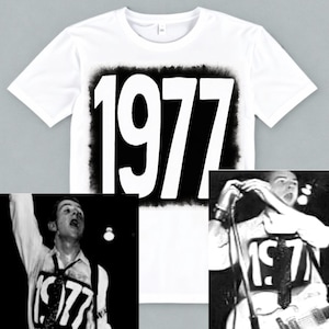 Joe Strummer nosił koszulkę zespołu The Clash z 1977 roku