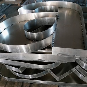 Letras publicitarias de aluminio números H200 y caracteres especiales