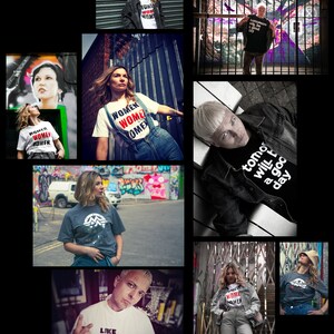 Pu&ograve; includere: Una collezione di foto che ritraggono persone che indossano diverse t-shirt con slogan diversi. Gli slogan includono "Women Women Women", "Like and Follow", "Tomorrow will be a good day" e "Shroom Queens".