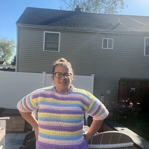 K&ouml;nnte beinhalten: Geh&auml;keltes Outfit in Pastellfarben mit Lavendel, Gelb, Blau und Rosa. Das Set besteht aus einem kurz&auml;rmeligen Oberteil und passenden Shorts. Das Oberteil hat einen runden Ausschnitt und R&uuml;schen&auml;rmel. Handgefertigt.