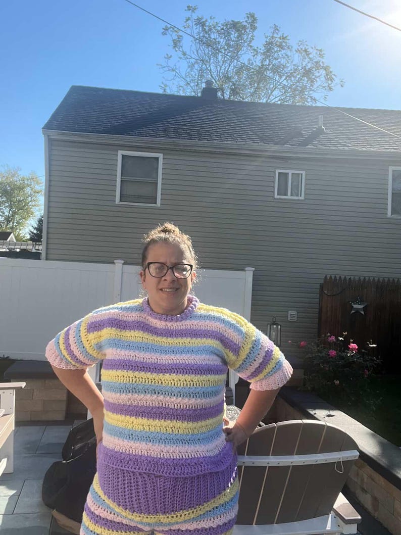 K&ouml;nnte beinhalten: Geh&auml;keltes Outfit in Pastellfarben mit Lavendel, Gelb, Blau und Rosa. Das Set besteht aus einem kurz&auml;rmeligen Oberteil und passenden Shorts. Das Oberteil hat einen runden Ausschnitt und R&uuml;schen&auml;rmel. Handgefertigt.